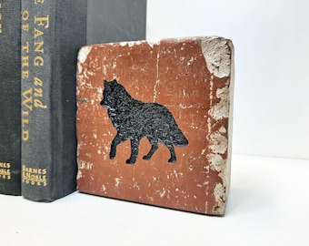Estantería decorativa con silueta de lobo grabada en ladrillo rojo