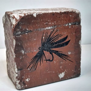 Sujetalibros de estantería con silueta de mosca seca grabada, mitad de ladrillo rojo, para pesca con mosca
