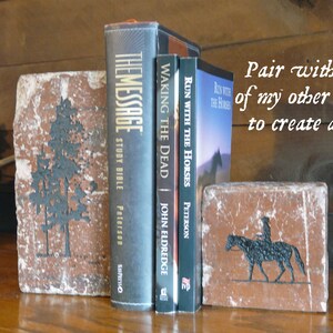 K&ouml;nnte beinhalten: Zwei rustikale Ziegelstein-Buchst&uuml;tzen mit schwarzen Silhouetten. Eine zeigt einen Baum, die andere einen Reiter auf einem Pferd. B&uuml;cher sind zwischen den Buchst&uuml;tzen platziert. Der Text auf dem Bild lautet: "Kombinieren Sie es mit meinen anderen Ziegeln, um ein Set zu erstellen!"
