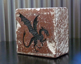 Sujetalibros de estantería con silueta de dragón grabada, mitad de ladrillo rojo, mitología