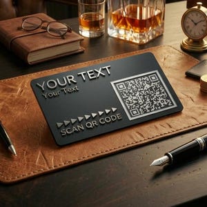 Peut inclure: Un panneau rectangulaire noir avec le texte YOUR TEXT et Your Text en lettres argentées en relief, accompagné d'un code QR et des mots SCAN QR CODE avec une série de flèches triangulaires argentées pointant vers le code.