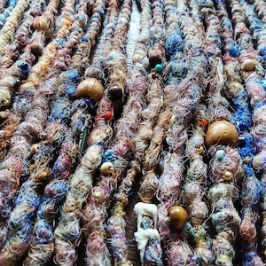 SE (de una sola punta) The Galactic Giant rastas, rastas azules, rastas burdeos, bosque, hippie, bruja del bosque, reciclaje creativo, gasa, de una sola punta