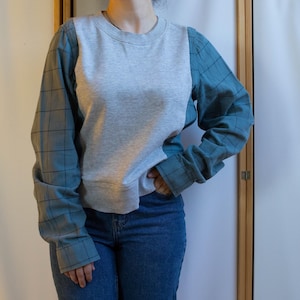 Upcycling-tröja | Unik | Upcycling-tröja med blå rutiga ärmar | Patchwork-tröja | Omarbetade kläder | OOAK