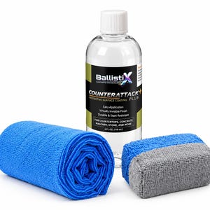 Puede incluir: Un frasco de plástico transparente de recubrimiento protector de superficies Ballistix Counterattack Plus, 118 ml, acompañado de un paño de microfibra azul brillante enrollado y un pequeño bloque aplicador rectangular con lados de microfibra azul y gris.