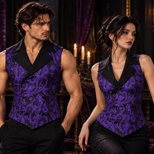 Könnte beinhalten: Zwei ärmellose, zweireihige Westen mit einem leuchtend violetten und schwarzen Paisley-Muster. Jede Weste hat einen einfarbigen schwarzen Reverskragen und einen spitz zulaufenden Saum. Die Kleidungsstücke werden mit zwei Reihen kleiner schwarzer Knöpfe geschlossen.