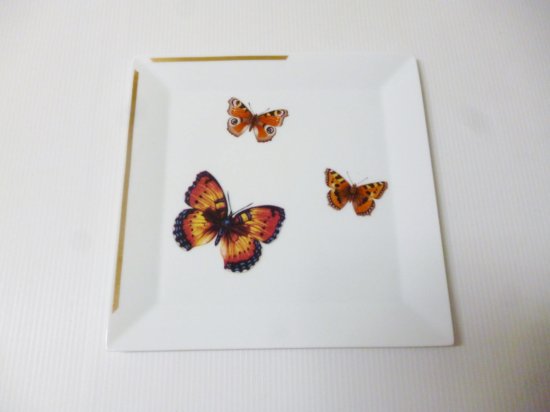Plat en Porcelaine Envol de Papillons Oranges