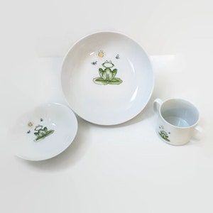 Piatto per bambini con la piccola rana verde