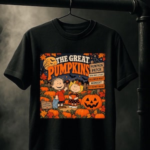 Puede incluir: Una camiseta negra de manga corta con un estampado gráfico de dos niños de dibujos animados en un campo de calabazas. El texto dice THE GREAT PUMPKINS, PUMPKIN PATCH, OPEN ONCE A YEAR, HALLOWEEN NIGHT, MIDNIGHT, IT'S THE MOST SINCERE y PUMPKIN EVERYTHING.