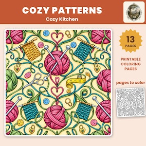 Op de afbeelding: Een digitale kleurplaat met een herhalend patroon van roze bollen wol, breinaalden, gebreide lapjes, scharen, knopen en een geel meetlint. De tekst bevat COZY PATTERNS, Cozy Kitchen, 13 PAGES en pages to color.