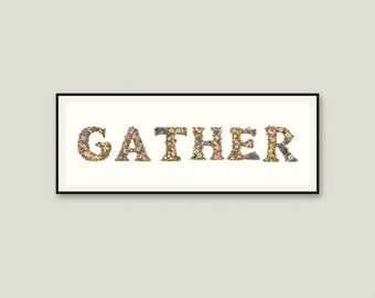 Può includere: Un'opera d'arte da parete rettangolare che presenta la parola GATHER in lettere maiuscole. Ogni lettera è composta da una fitta disposizione di piccole illustrazioni floreali colorate nei toni del rosa, giallo, blu e verde, in una cornice nera sottile.