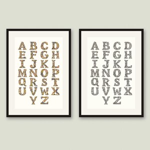 Pu&ograve; includere: Due stampe artistiche incorniciate che mostrano l'alfabeto in lettere maiuscole. La stampa a sinistra presenta lettere riempite con motivi floreali colorati, mentre quella a destra mostra lo stesso alfabeto con un design floreale in bianco e nero.