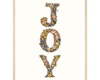 Può includere: Una stampa artistica da parete verticale incorniciata che presenta la parola JOY composta da una composizione floreale. Ogni lettera è formata da fiori colorati, foglie verdi, piccole farfalle e lumache su uno sfondo bianco.