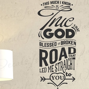 Può includere: Adesivo da parete in bianco e nero con la tipografia "This much I know... is the God that blessed the broken road that led me straight to you".