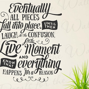 Puede incluir: Pegatina de pared de tipografía en blanco y negro con la cita "Eventualmente todas las piezas encajan. Hasta entonces, ríe de la confusión, vive el momento y sabe que todo sucede por una razón."