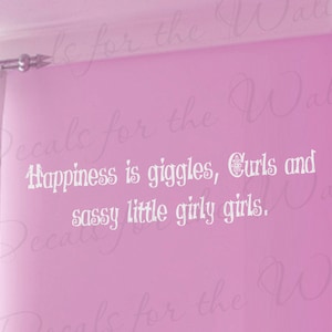 Peut inclure: Autocollant mural rose avec inscription blanche : « Decals for the Wall Happiness is giggles, Curls and sassy little girly girls. »