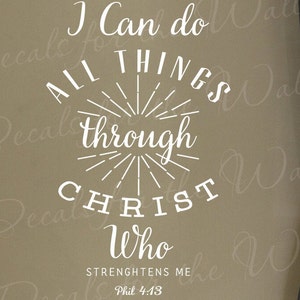 Puede incluir: Pegatina de pared de vinilo blanco con el texto "I Can do ALL THINGS through CHRIST Who STRENGTHENS ME Phil 4:13". El texto está rodeado por un diseño de sol.