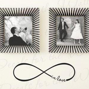 Könnte beinhalten: Zwei Schwarzweiß-Hochzeitsfotos in silbernen Rahmen mit einem Unendlichkeitszeichen und dem Text "in love" darunter.