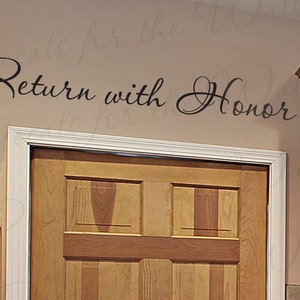Peut inclure: Un cadre de porte blanc avec une porte en bois derrière. La porte a un design à panneaux surélevés. Au-dessus de la porte, un mur avec le texte "Return with Honor" écrit en cursive noire.