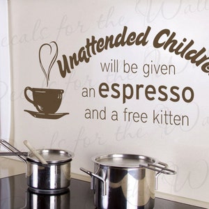 Può includere: Adesivo da parete in vinile marrone con il testo "I bambini incustoditi riceveranno un espresso e un gattino gratis". L'adesivo presenta un'immagine stilizzata di una tazza di caffè con vapore che ne esce a forma di cuore.