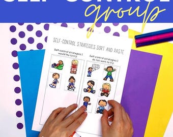 Peut inclure: Une feuille de travail en papier blanc intitulée Self-Control Strategies Sort and Paste avec des illustrations de dessins animés d'enfants. La feuille comporte deux colonnes pour trier les stratégies. Le fond inclut du papier à pois violets, bleu, violet et jaune.