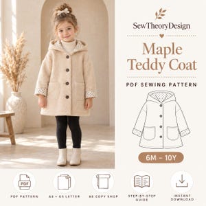 Op de afbeelding: Een beige teddyjas met capuchon, donkere knopen en een voering met stippen, gepresenteerd als PDF-naaipatroon door SewTheoryDesign. Het patroon bevat maten van 6M tot 10Y, met opties voor A4, US Letter en A0-formaten en een handleiding.