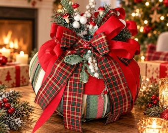 Handgemaakte kersttafeldecoratie: poef (D18xH18 cm) met Schotse strikken en winterversieringen.