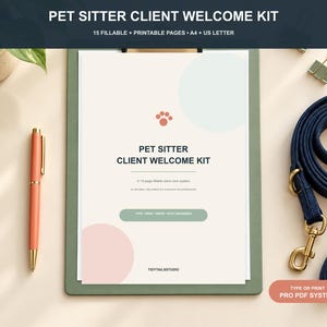 Peut inclure: Un kit d'accueil pour client de pet sitter sur un presse-papier avec un stylo corail et une laisse bleu marine. Le document présente une icône de patte, le texte PET SITTER CLIENT WELCOME KIT et un bouton TYPE - PRINT - WRITE - STAY ORGANIZED.