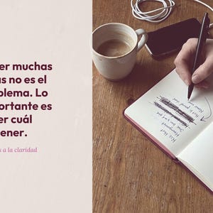 Può includere: Un taccuino con testo scritto a mano e una penna nera, una tazza in ceramica bianca riempita di caffè e uno smartphone nero su una superficie in legno. Il testo recita: Tener muchas ideas no es el problema. Lo importante es saber cuál sostener.