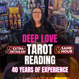Può includere: Una persona con lunghi capelli scuri e occhiali siede dietro un tavolo con scritte sovrapposte che recitano DEEP LOVE TAROT READING, EXTRA DETAILED, SAME HOUR e 40 YEARS OF EXPERIENCE. Lo sfondo presenta scaffali pieni di vari piccoli prodotti.