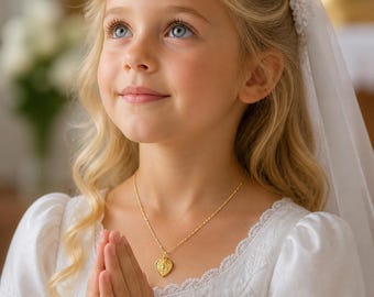 Delicado collar con colgante de corazón y medalla milagrosa de María en oro, cadena de Singapur, regalo para bautismo católico, comunión o confirmación para niñas.