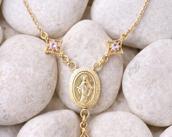 Collar con dije milagroso de oro laminado de 14k, delicada cadena fina con conectores de circonita cúbica rosa, elegante joyería católica de María.