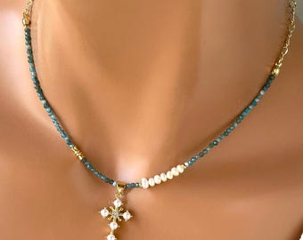 Collar con cruz de cuentas chapado en oro de 14 quilates, perlas de agua dulce y cuentas de piedras preciosas de aguamarina, gargantilla delicada ajustable.