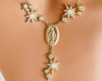 Elegante collar de medalla milagrosa relleno de oro de 14k: Estrella católica de ópalo azul blanco