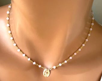 Delicado collar con medalla milagrosa de oro laminado de 14k para mujeres o niñas pequeñas, collar de primera comunión, bautizo, cuarzo rosa, rosa