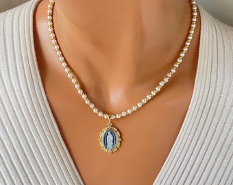 Collar de Nuestra Señora de Guadalupe con camafeo de ágata y perlas, chapado en oro de 14k, para mujer. Joyería religiosa elegante, ideal para novias o como regalo para mamá.