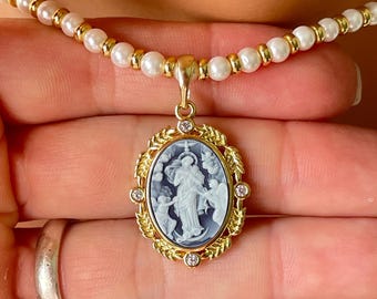 Collar con colgante de Jesús en oro laminado de 14k, con camafeo de ágata y perlas, para mujer. Joyería religiosa elegante, ideal para novias o como regalo para mamá.