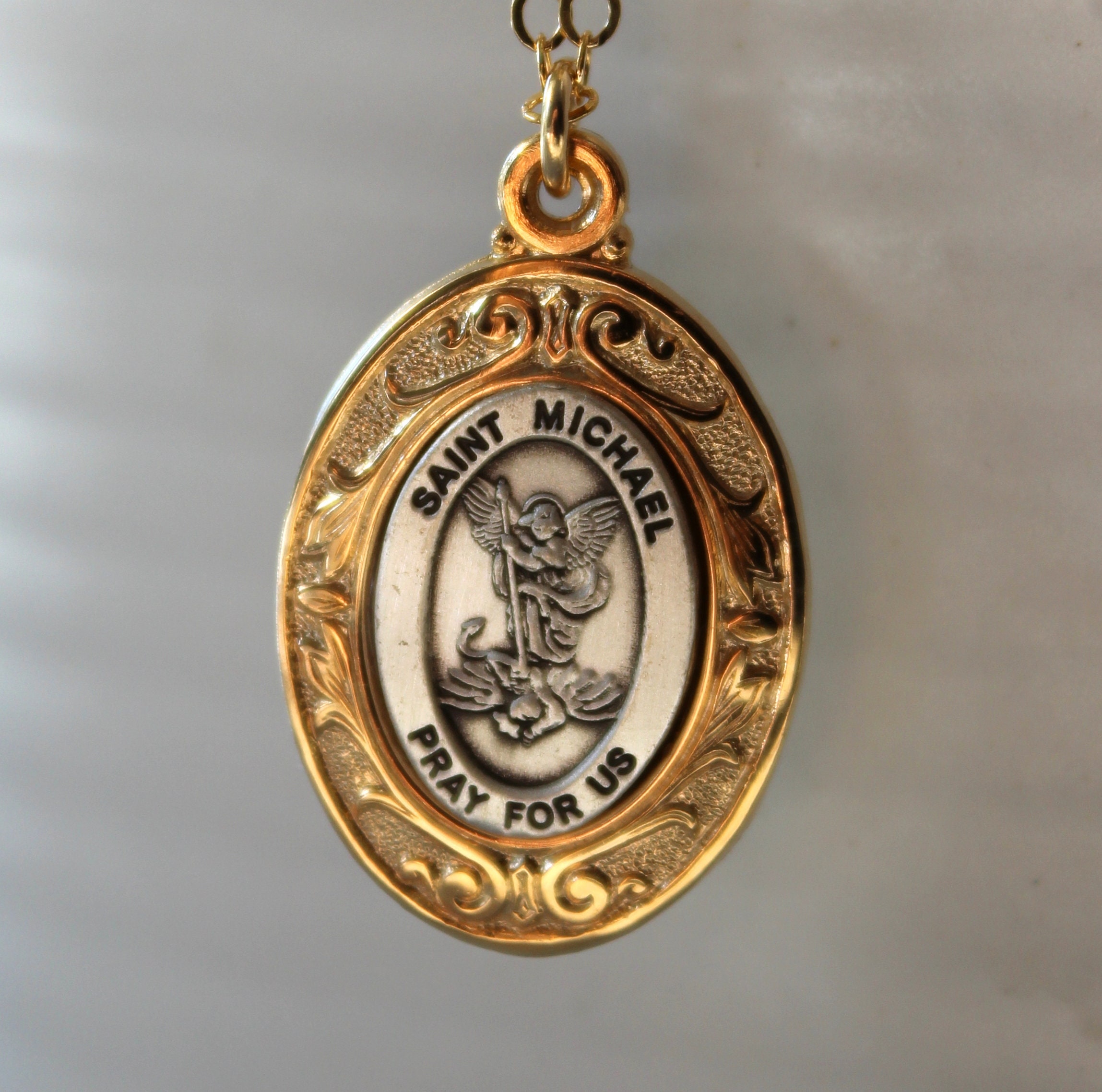 14 Kt Gold Halskette Sankt Michael Der Erzengel Im Angebot Bei