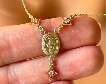 Collar con dije de medalla milagrosa de oro de DEAINTY, fina cadena de oro laminado de 14k con conectores de circonita cúbica rosa, elegante joyería católica