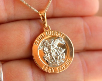Collar con colgante de San Miguel en dos tonos: cadena de caja con dije de ángel de plata esterlina bañada en oro