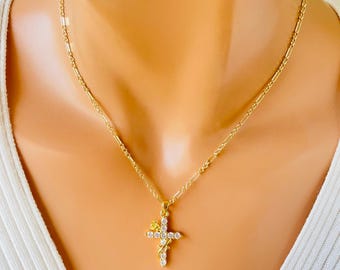 Collar con cruz de rosa y circonita cúbica bañada en oro de 14 quilates / Colgante floral brillante con fe.