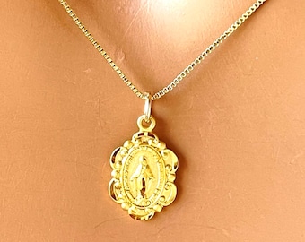 Collar con dije de María Milagrosa en oro, cadena de caja de plata esterlina, pequeño y delicado