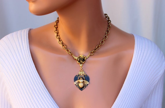 Queen Bee Necklace Women Gold Bumble Bee Pendant Necklaces Thick Gold Chain Choker Rose Bud Jewelry Textured Large Chain Statement Gift