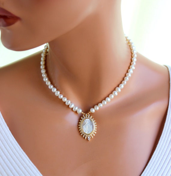 Ladies 2024 pearl necklace