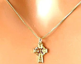 Delicado collar con colgante de cruz celta: regalo de joyería irlandesa, cruz pequeña y diminuta con cadena de caja.