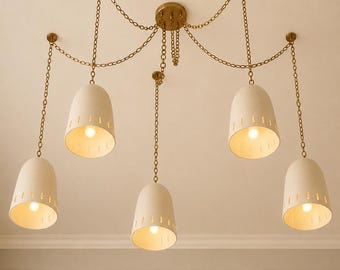 Nowoczesny żyrandol, lampa wisząca z mosiężnym łańcuchem, kremowe mosiężne klosze, lampa wisząca sufitowa w stylu mid-century modern, oświetlenie jadalni