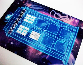 Postal brillante inspirada en la TARDIS en el espacio (Doctor Who)