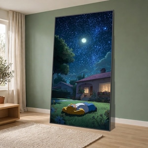 Può includere: Una grande stampa artistica da parete rettangolare incorniciata che raffigura un personaggio dei cartoni animati con pelle gialla, camicia bianca e pantaloni blu sdraiato sull'erba verde di un giardino di notte sotto un cielo stellato.