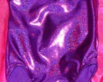 Puede incluir: Un leotardo morado con un acabado brillante. El leotardo tiene un escote redondo y un estilo de espalda de nadador.