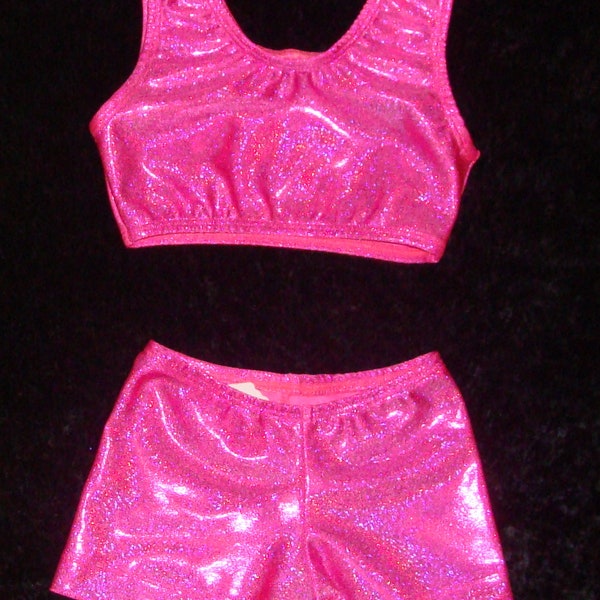 Op de afbeelding: Een roze, glinsterend crop top en bijpassende shorts. De stof heeft een glinsterende afwerking.