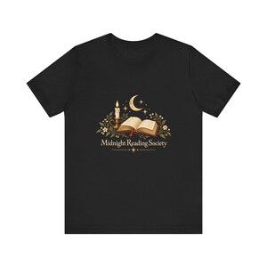 Camiseta da Sociedade de Leitura da Meia-Noite | Ilustração de Lua com Vela em Formato de Livro